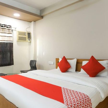 Oyo 43851 Hotel Virasat Māndu Exterior foto
