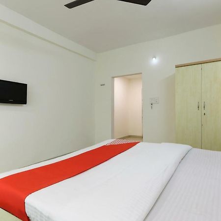 Oyo 43851 Hotel Virasat Māndu Exterior foto