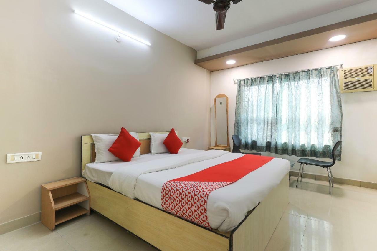Oyo 43851 Hotel Virasat Māndu Exterior foto